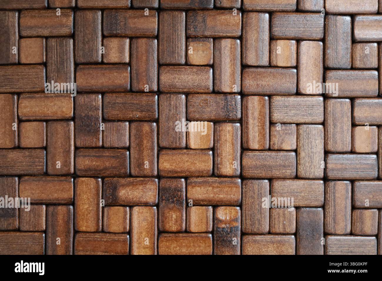 Primo piano dell'intricata trama fatta di lastre di legno scure che creano forme quadrate Foto Stock Primo piano dell'intricata trama fatta di lastre di legno scure che creano forme quadrate Foto Stock