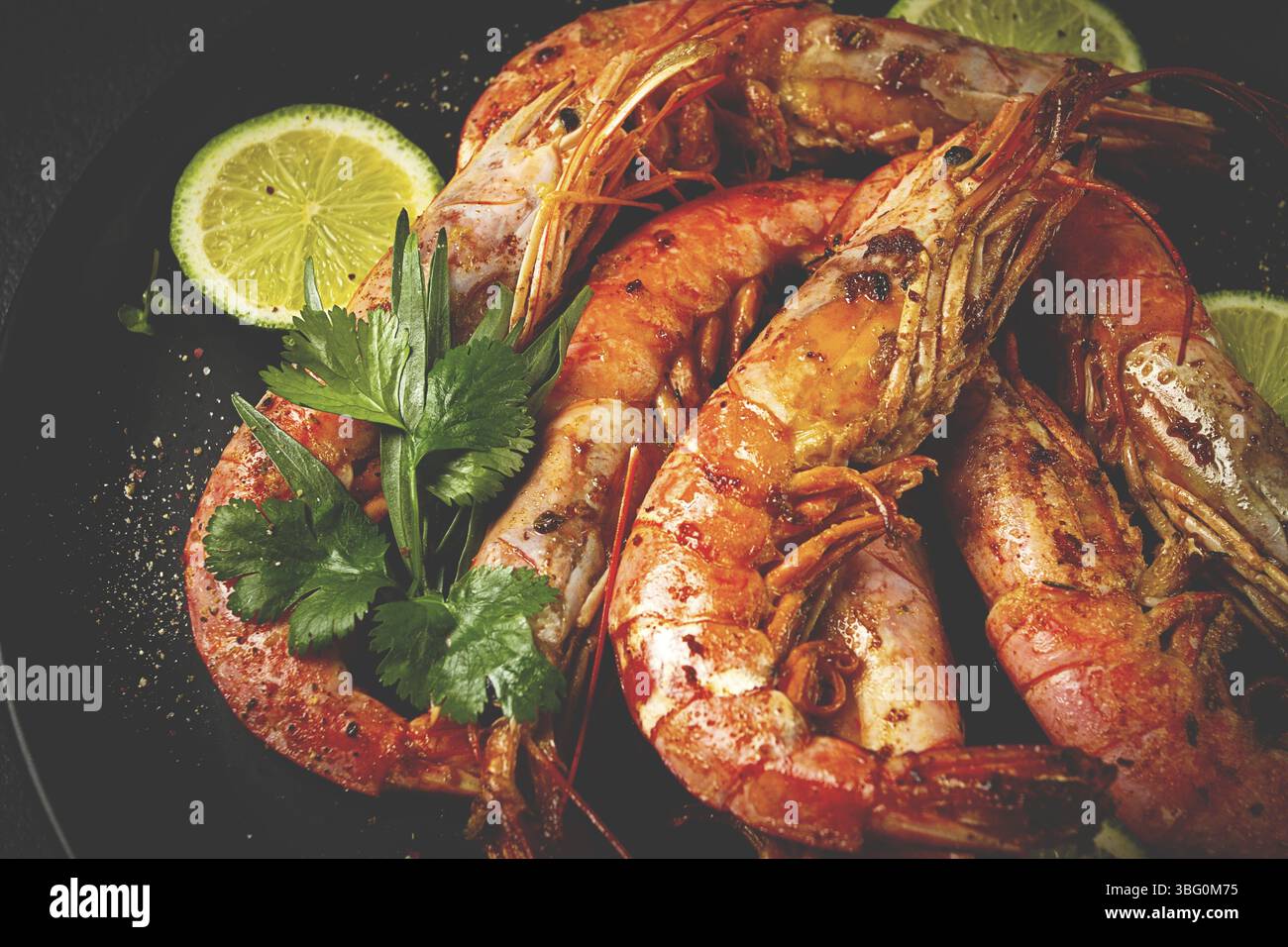 Langoustines, australiano, fresco ghiacciato sul ghiaccio, vista dall'alto, lime e verdi Foto Stock