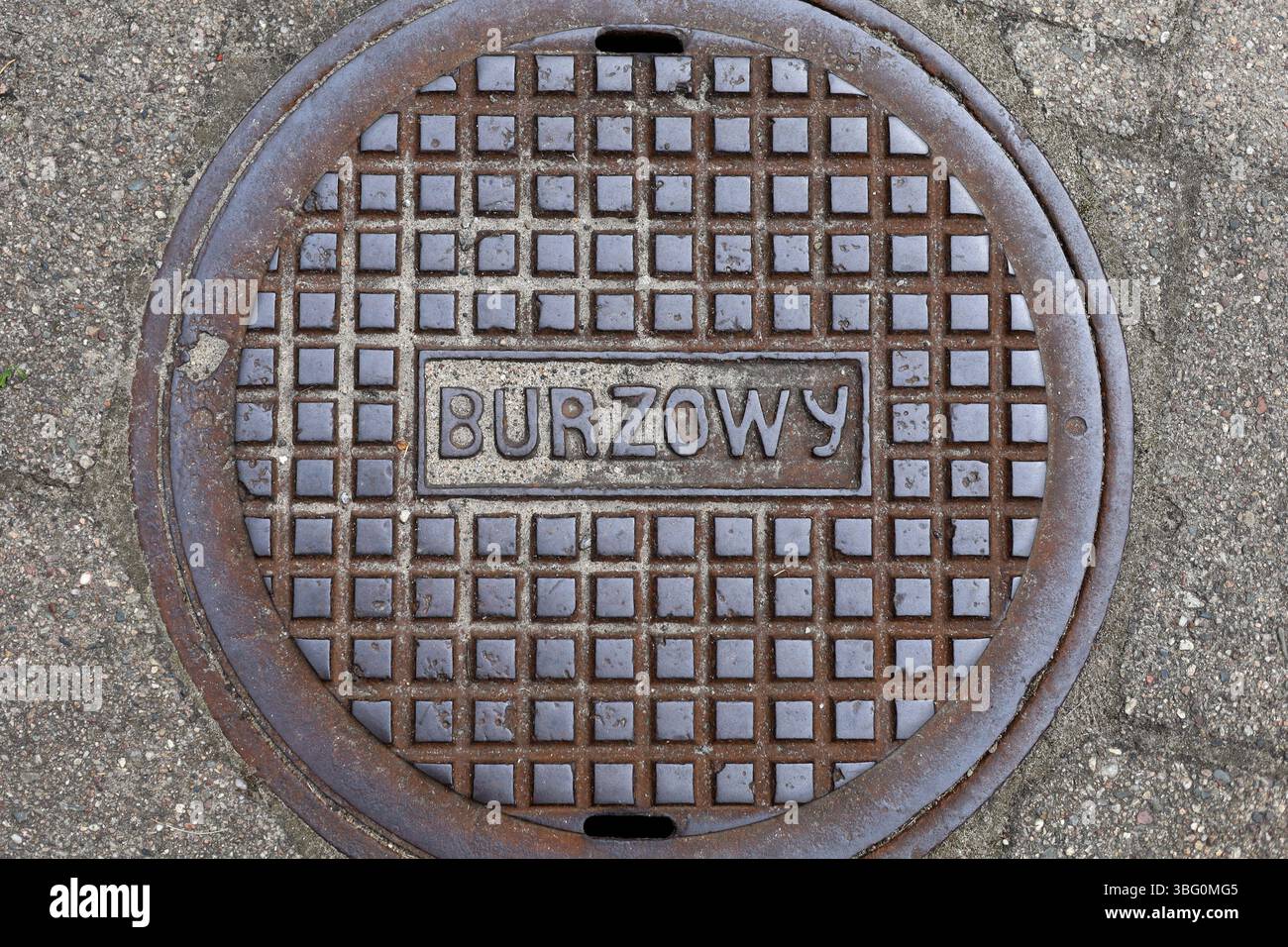 Coperchio metallico pesante del canale delle tempeste in Polonia Foto Stock