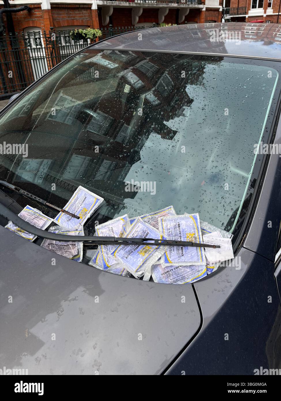Diversi biglietti per il parcheggio su un parabrezza parcheggiato vicino a Baker Street, Marylebone London W1H 1RP UK Foto Stock