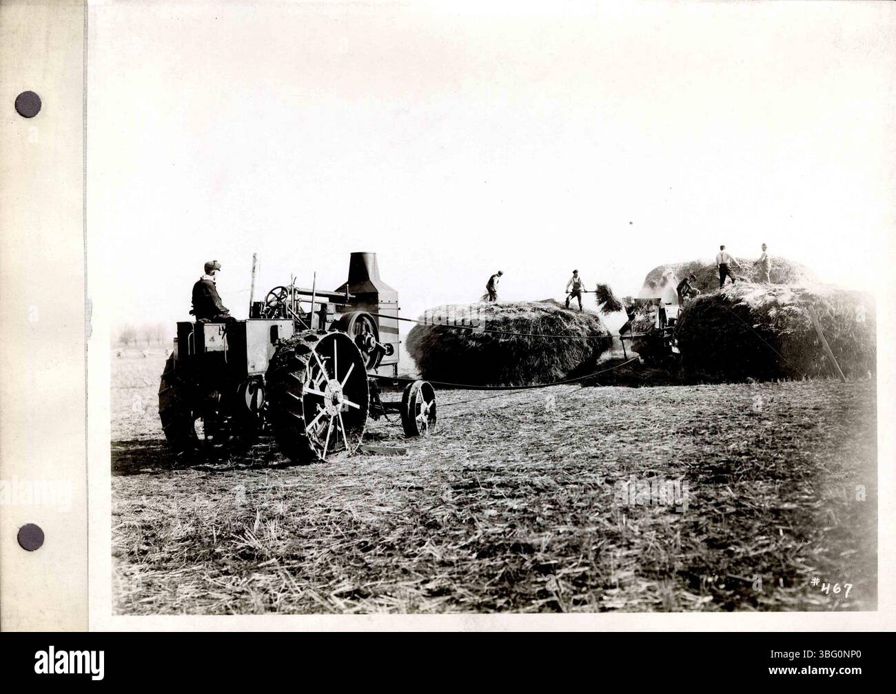 Pagina 69 presenta una raccolta di foto in bianco e nero dei trattori a estrazione di olio di Rumely e viste della fabbrica da la porte, Indiana. Ogni immagine include una descrizione digitata sul retro. Foto Stock