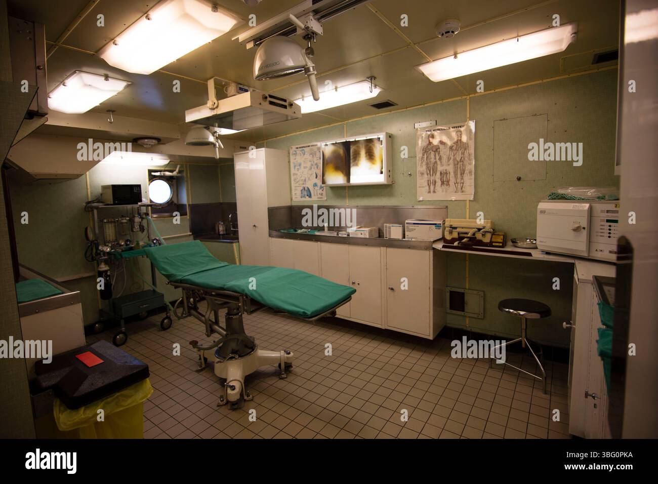 Vista interna della sala operatoria sullo yacht reale Britannia dotata di strumenti medici e tavolo operatorio Foto Stock