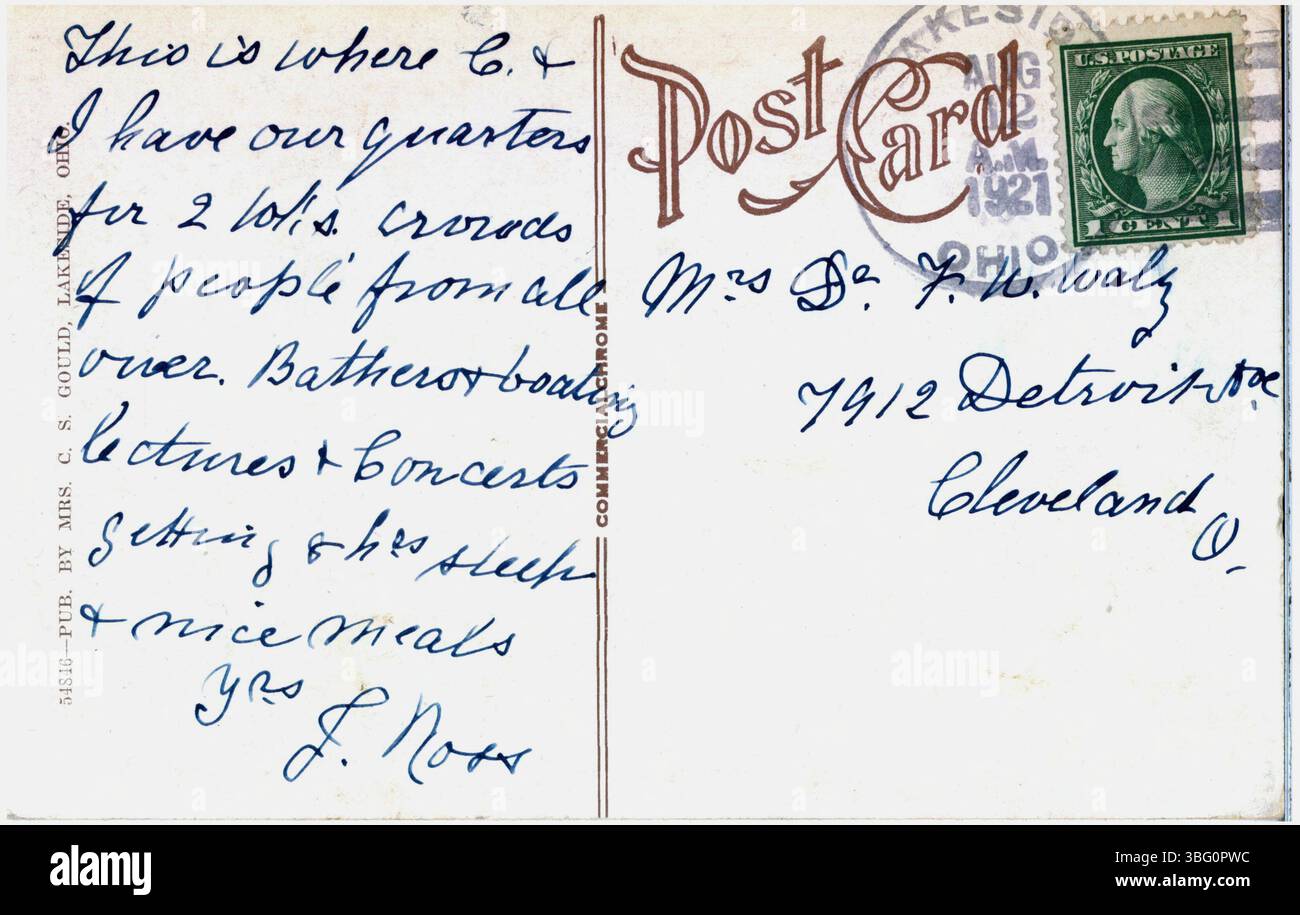 Una fotografia a colori del 1921 che mostra l'Hotel Lakeside a Lakeside, Ohio. L'immagine cattura l'hotel vecchio stile con un ragazzo in piedi sul passaggio pedonale di fronte all'edificio. Foto Stock