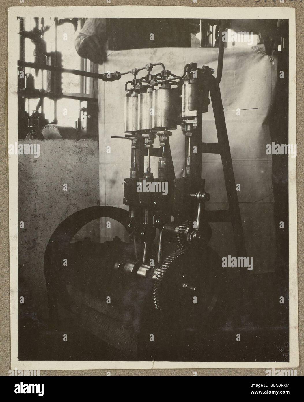Questa immagine del 1928 mostra una pompa ad alta pressione utilizzata presso il laboratorio di ricerca sull'azoto fisso del Dipartimento dell'Agricoltura degli Stati Uniti a Washington, D.C. il laboratorio si è concentrato sui composti azotati per la produzione di munizioni e fertilizzanti, e questa pompa è stata utilizzata nei loro esperimenti ad alta pressione. Foto Stock