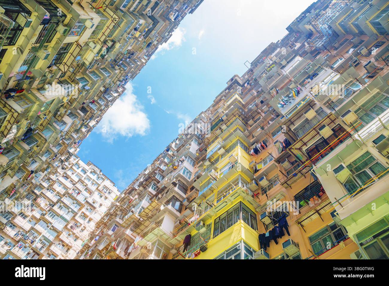 Vecchio edificio residenziale sotto il cielo blu a Quarry Bay, Hong Kong, Asia Foto Stock