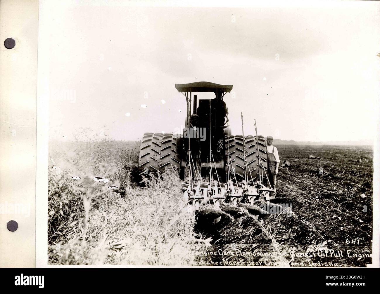 La pagina presenta un archivio visivo dei trattori a olio di Rumely e delle operazioni di fabbrica a la porte, Indiana, mostrati attraverso fotografie in bianco e nero etichettate. Foto Stock
