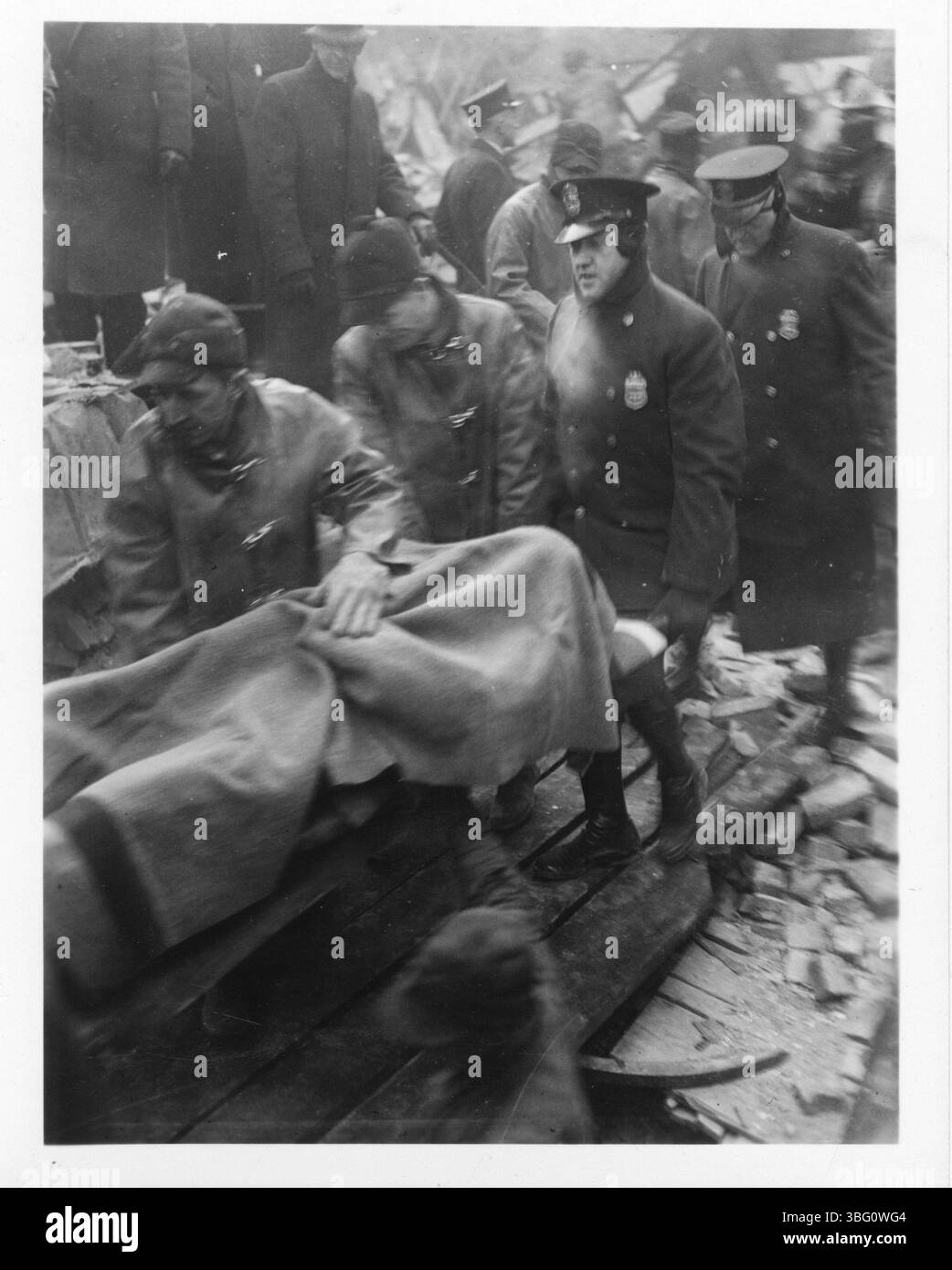 L'incendio alla Oddfellows Hall di Columbus, Ohio, nel 1936 causò la morte di cinque vigili del fuoco e ne ferì altri sette. L'incendio è iniziato alla fornace e ha portato al crollo della parete posteriore della sala. Costruita nel 1868, la sala aveva un mortaio deteriorato che contribuì alla tragedia. L'incidente è avvenuto il 19 febbraio 1936 ed è ricordato come una devastante perdita per la città. Foto Stock L'incendio alla Oddfellows Hall di Columbus, Ohio, nel 1936 causò la morte di cinque vigili del fuoco e ne ferì altri sette. L'incendio è iniziato alla fornace e ha portato al crollo della parete posteriore della sala. Costruita nel 1868, la sala aveva un mortaio deteriorato che contribuì alla tragedia. L'incidente è avvenuto il 19 febbraio 1936 ed è ricordato come una devastante perdita per la città. Foto Stock