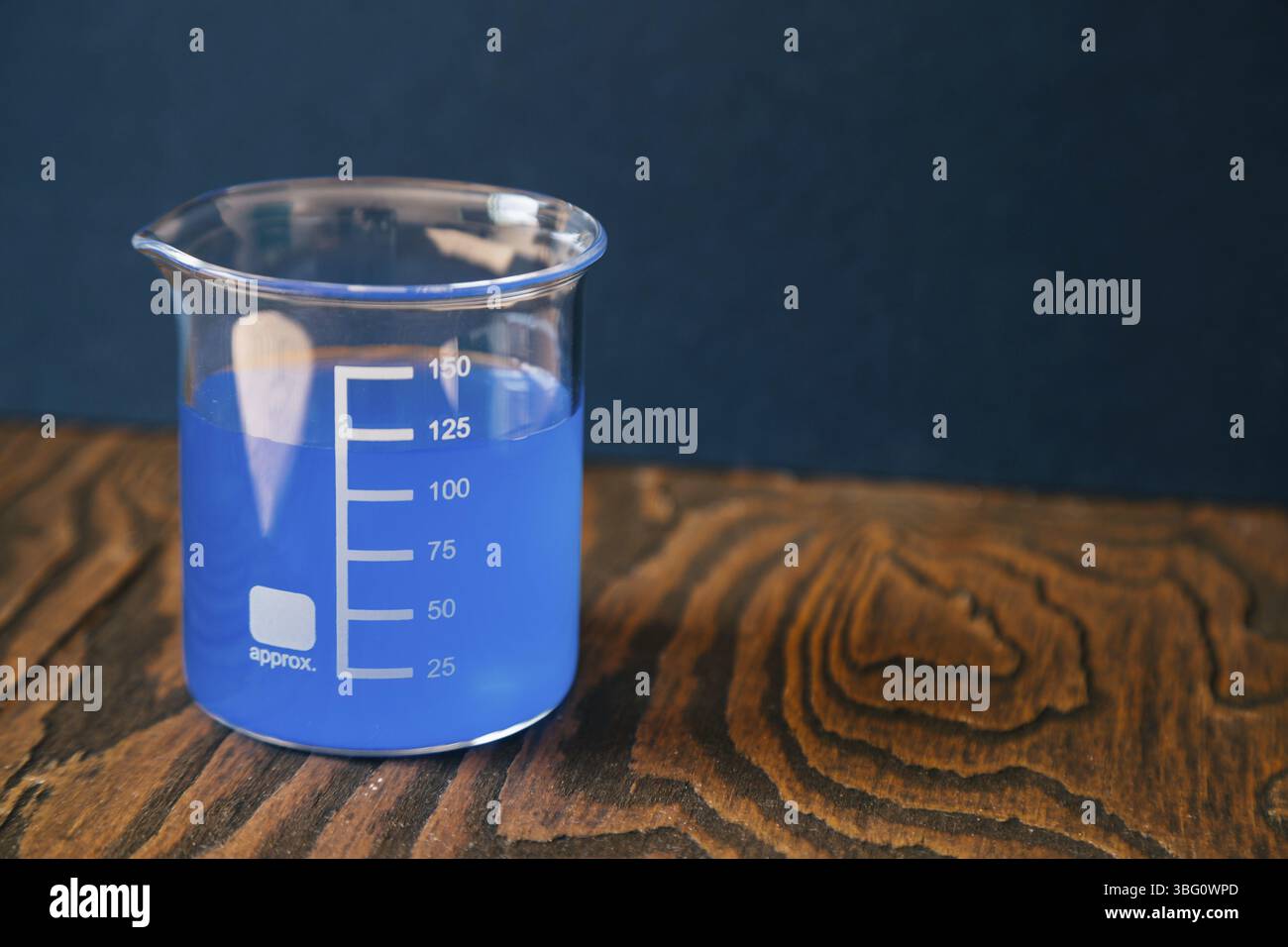 Bicchiere Bicchiere di misurazione in laboratorio, esperimento di scienza di concetto Foto Stock