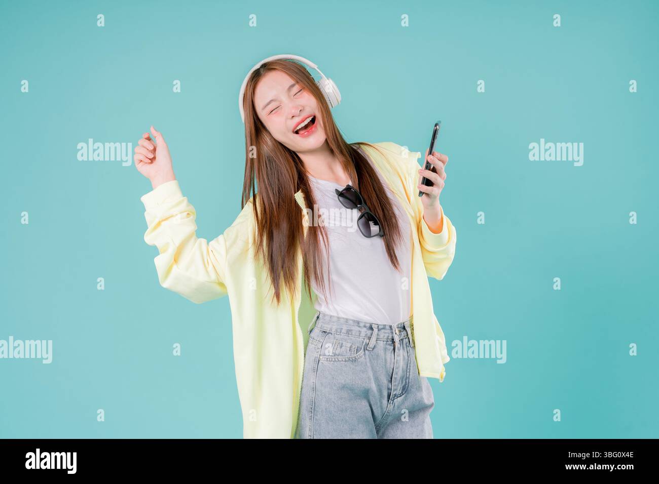Woman Dance Enjoy Song Ascolta Sound cuffie adolescenti in posa positive, Una giovane donna elegante sorridente Foto Stock