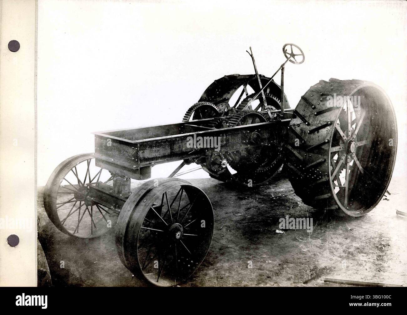 Questo set di fotografie presenta trattori a trazione a olio Rumely e viste della fabbrica di la porte, Indiana. Le descrizioni digitate forniscono il contesto per ciascun modello di trattore e il relativo utilizzo in agricoltura. Foto Stock