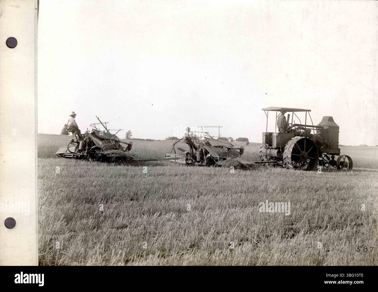 In questa pagina vengono evidenziate altre fotografie in bianco e nero di Rumely Manufacturing Co., con immagini dei trattori a trazione di olio e dello stabilimento di la porte, Indiana, ciascuna accompagnata da descrizioni dettagliate dei prodotti e delle operazioni dell'azienda. Foto Stock