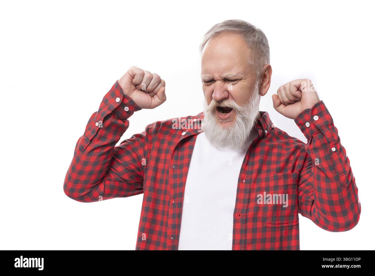 Freude glueck 60er jahre Rentner mann mit weissem bart und schnurrbart a rotem hemd Foto Stock