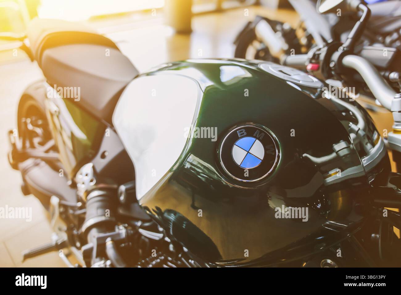 Almaty, Kazakistan - 29 maggio 2025: Emblema BMW su un serbatoio di benzina per motociclette. Motocicletta tedesca Foto Stock