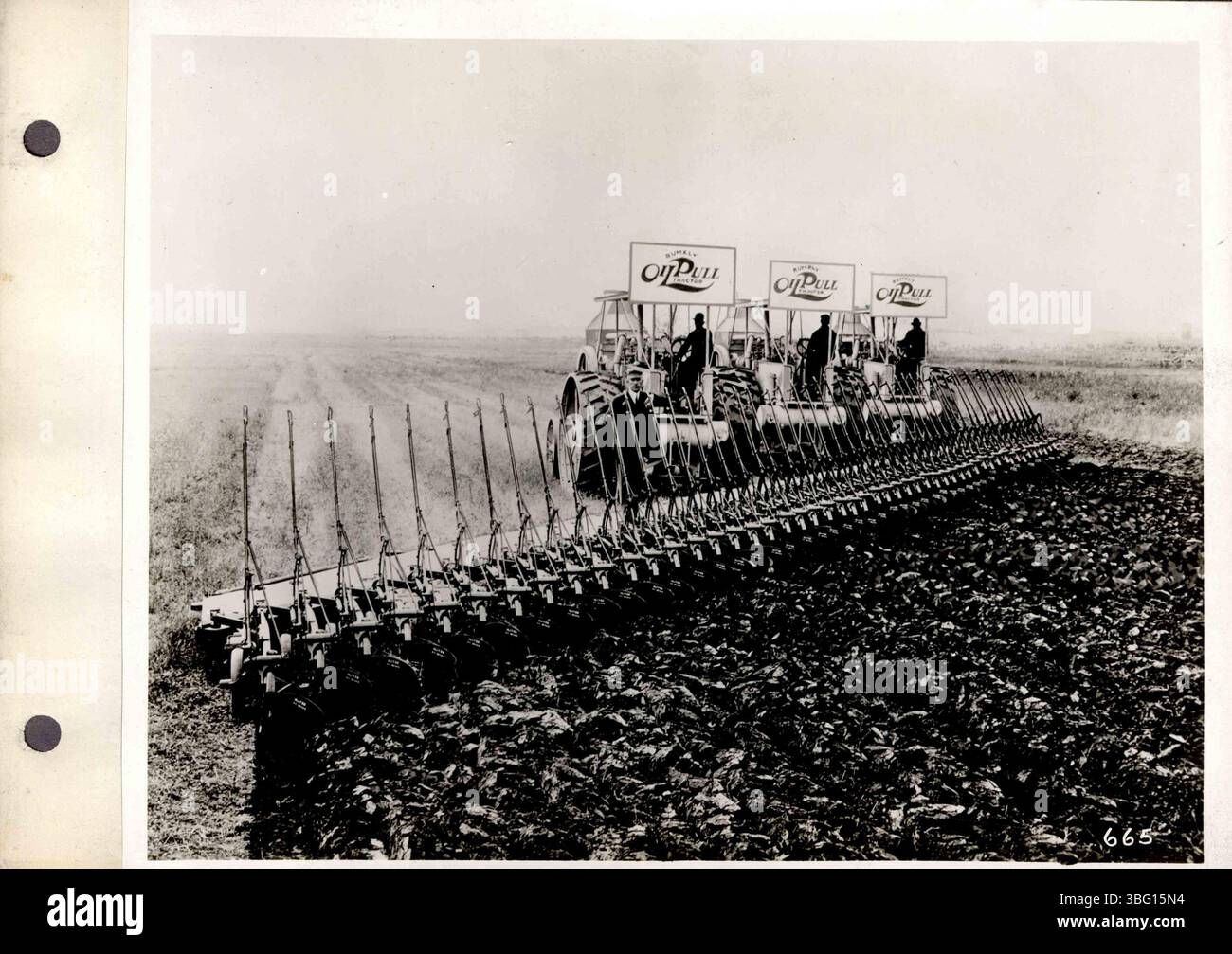 Le fotografie in bianco e nero raffigurano i trattori a trazione a olio Rumely e le operazioni di produzione a la porte, Indiana, annotate con descrizioni scritte a macchina. Foto Stock