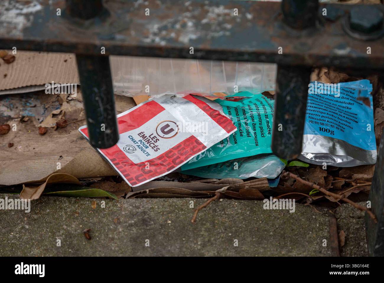 Sacchetti di cibo per gatti vuoti a Parigi, Francia Foto Stock