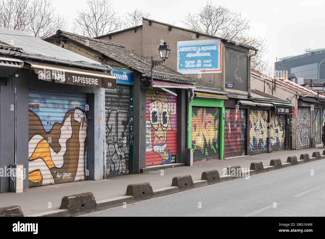 Persiane chiuse con graffiti al mercato di antiquariato Marché aux puces e di seconda mano a Saint-Ouen-sur-Seine, Francia Foto Stock