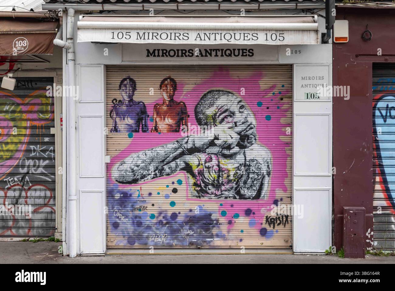 Graffiti murali sulla tapparella di un negozio di antiquariato chiuso al 105 di Rue des Rosiers a Marché aux puces de Saint-Ouen-sur-Seine, Francia Foto Stock