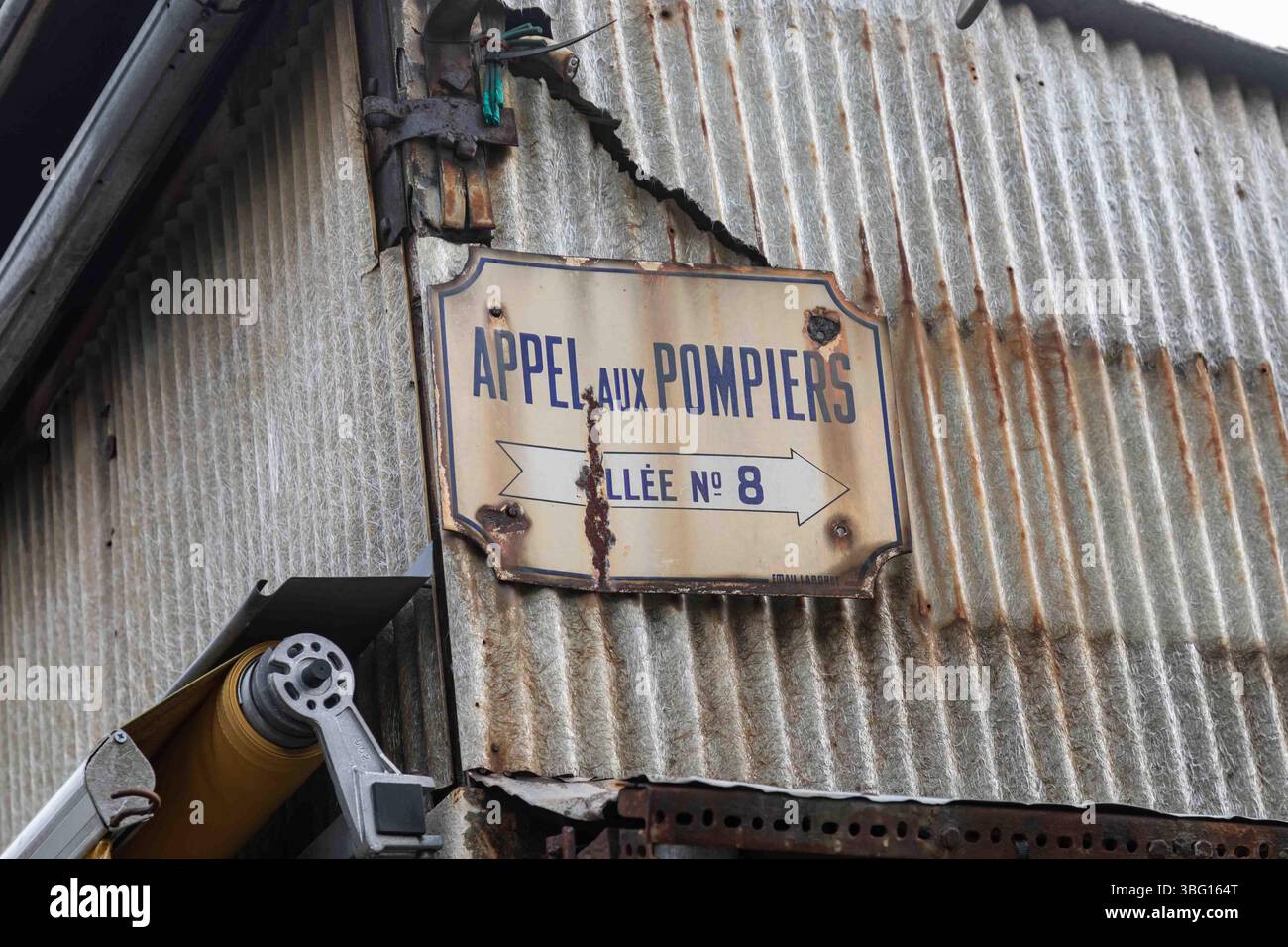 Appel aux Pompiers. Vecchio cartello arrugginito al Marché aux puces antiquariato e mercato di seconda mano a Saint-Ouen-sur-Seine, Francia Foto Stock