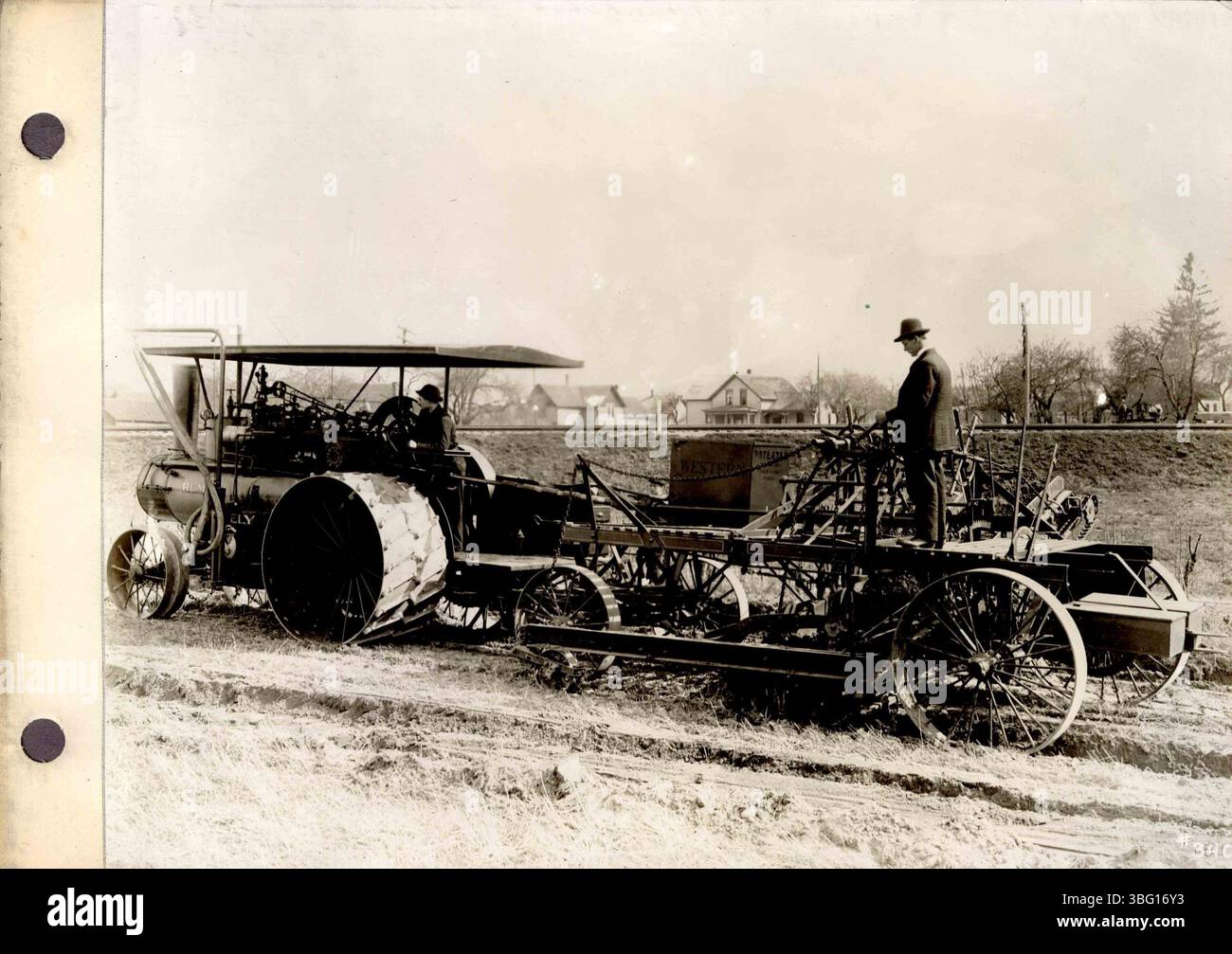 La collezione fotografica di Rumely Manufacturing Co. Continua con altre immagini in bianco e nero dei trattori a olio e viste dello stabilimento la porte, accompagnate da descrizioni digitate. Foto Stock