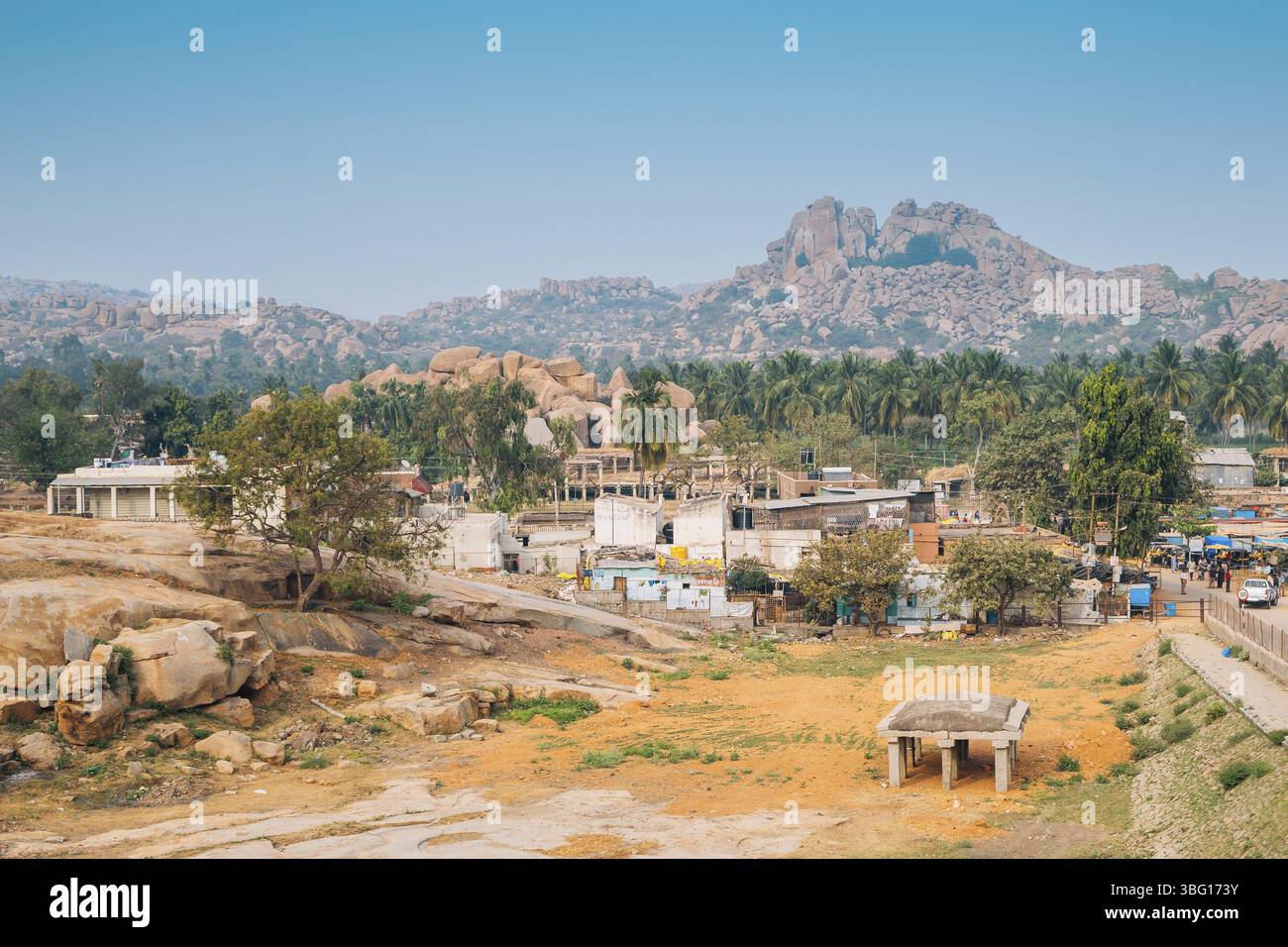 Montagne di pietra e palme, il paesaggio della città vecchia di Hampi, India, Asia Foto Stock