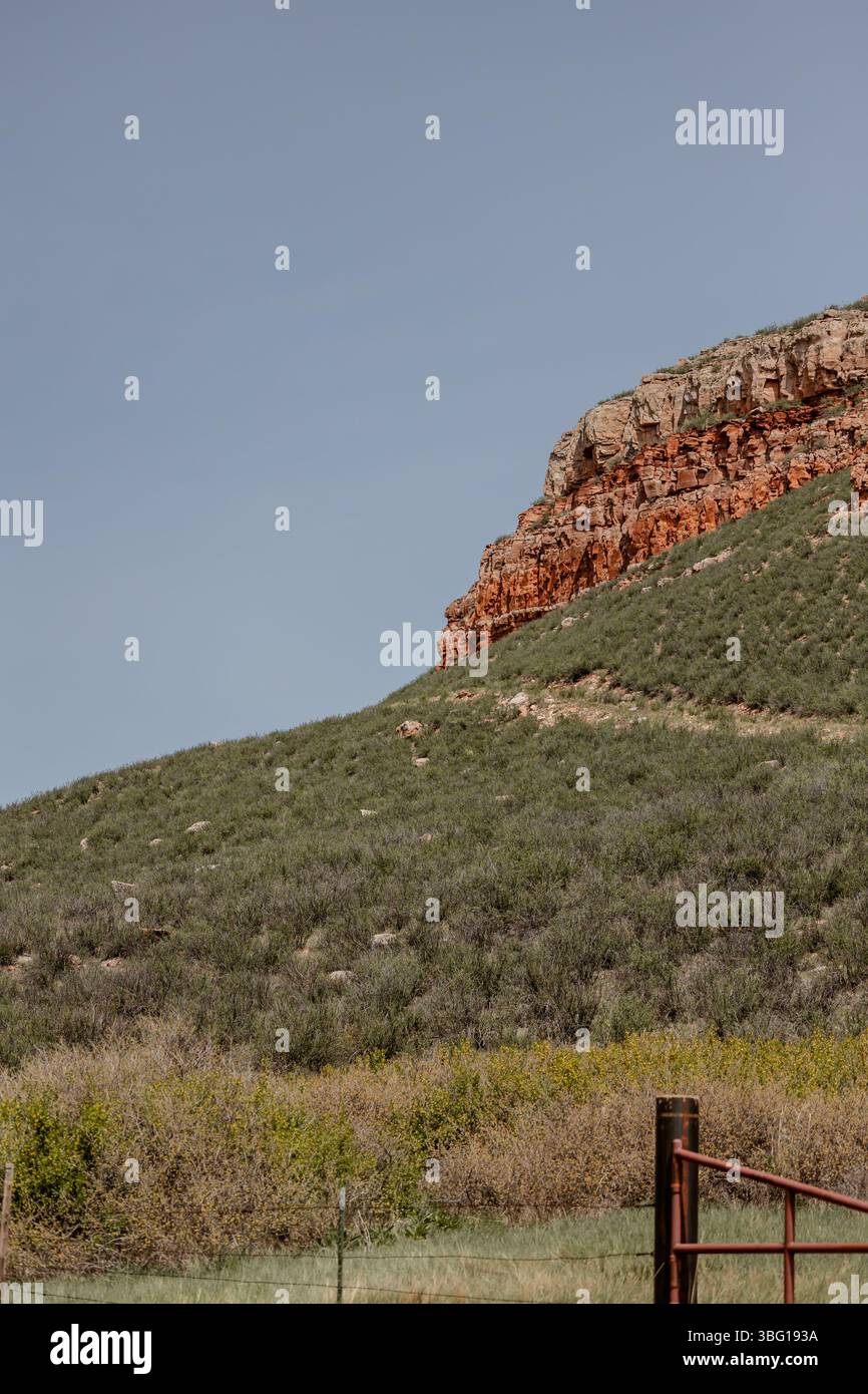 wyoming-landscape-famiglia-figli-madre-rocce-mucche-cavalli-campagna-cheyenne-wy-sole-pascolo Foto Stock