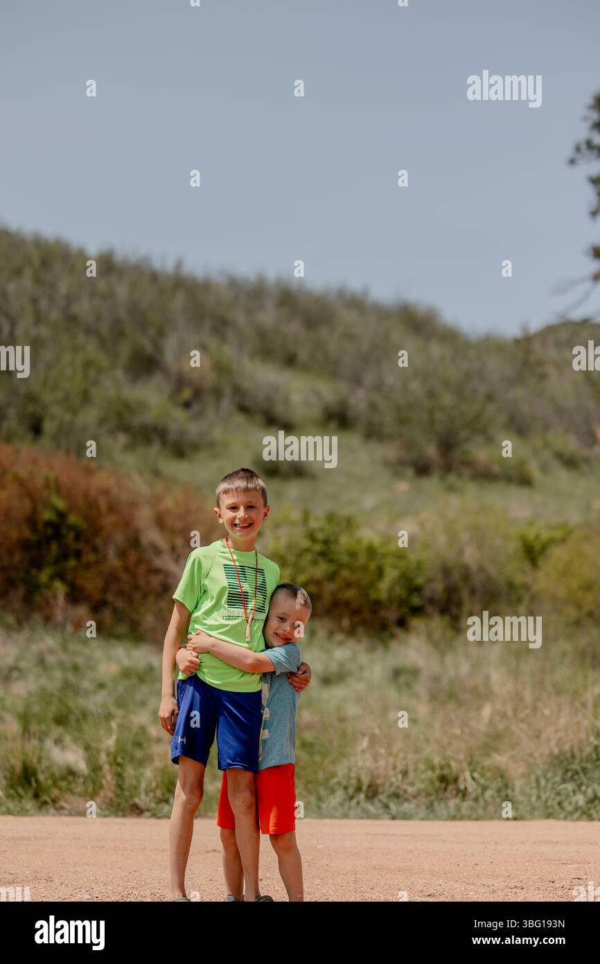 wyoming-landscape-famiglia-figli-madre-rocce-mucche-cavalli-campagna-cheyenne-wy-sole-pascolo Foto Stock