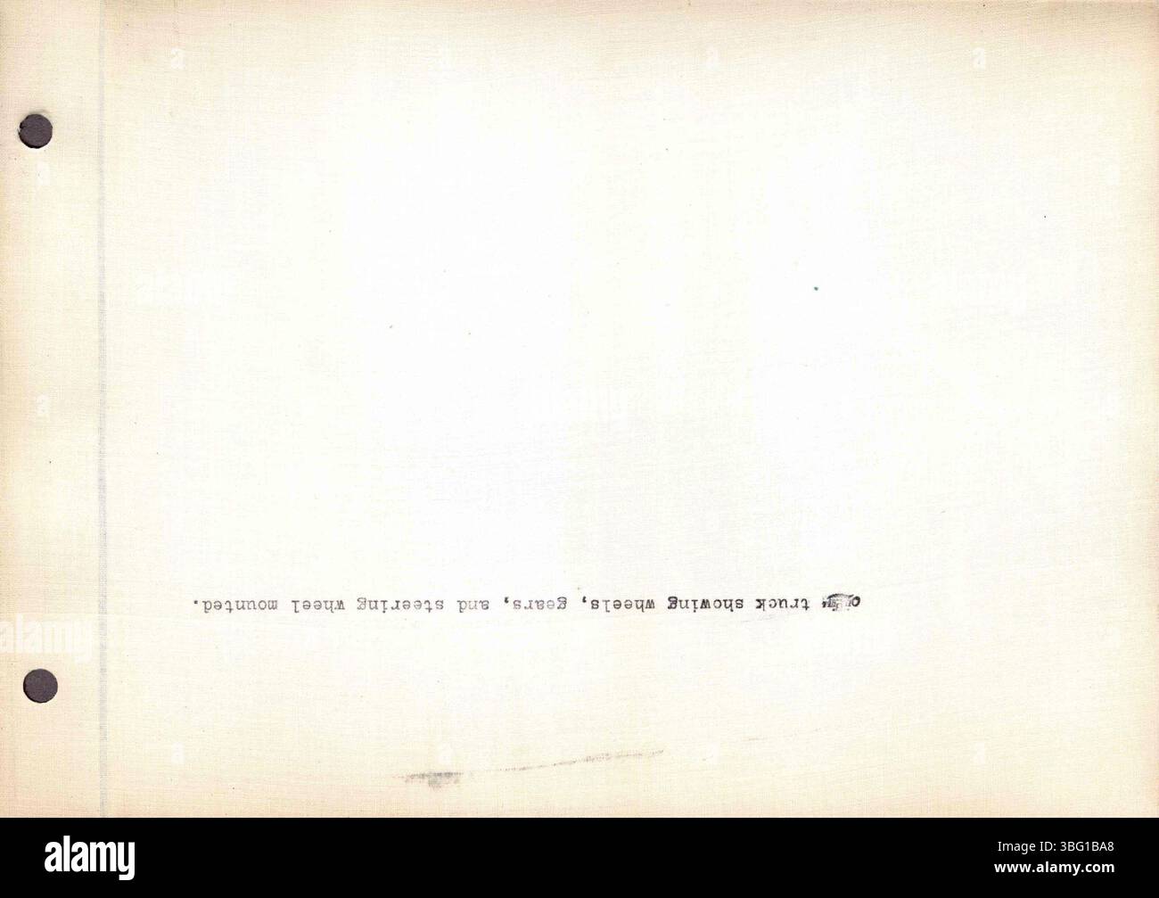 Questa raccolta di fotografie in bianco e nero mette in evidenza i trattori a trazione a olio Rumely e le scene della fabbrica di la porte, Indiana, con descrizioni digitate che forniscono dettagli sui trattori e sulle loro funzioni agricole. Foto Stock