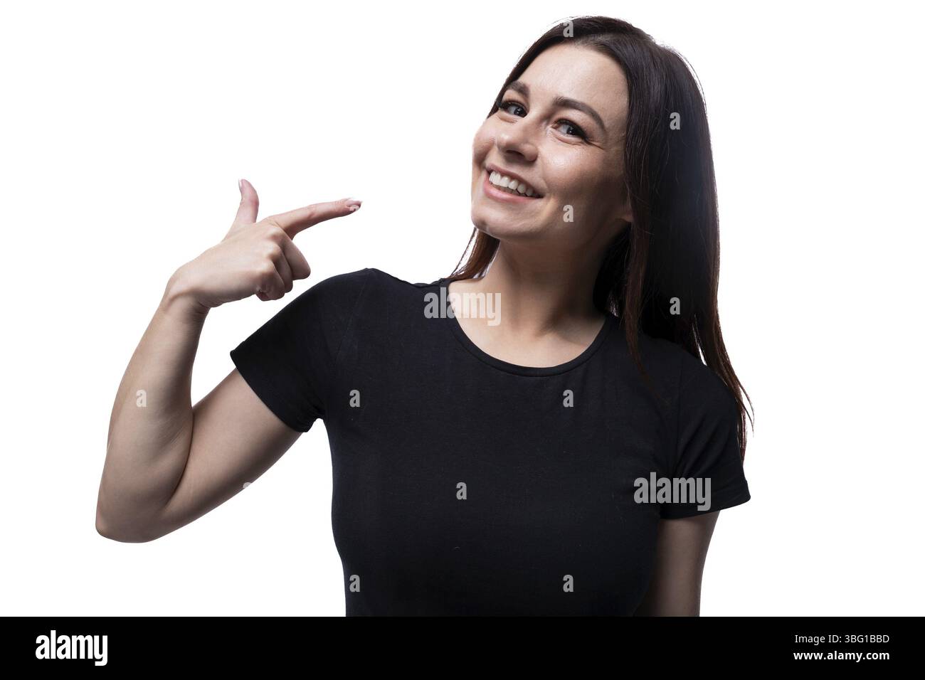 Giovane donna europea sorridente vestita con una t-shirt semplice che punta con il dito Foto Stock