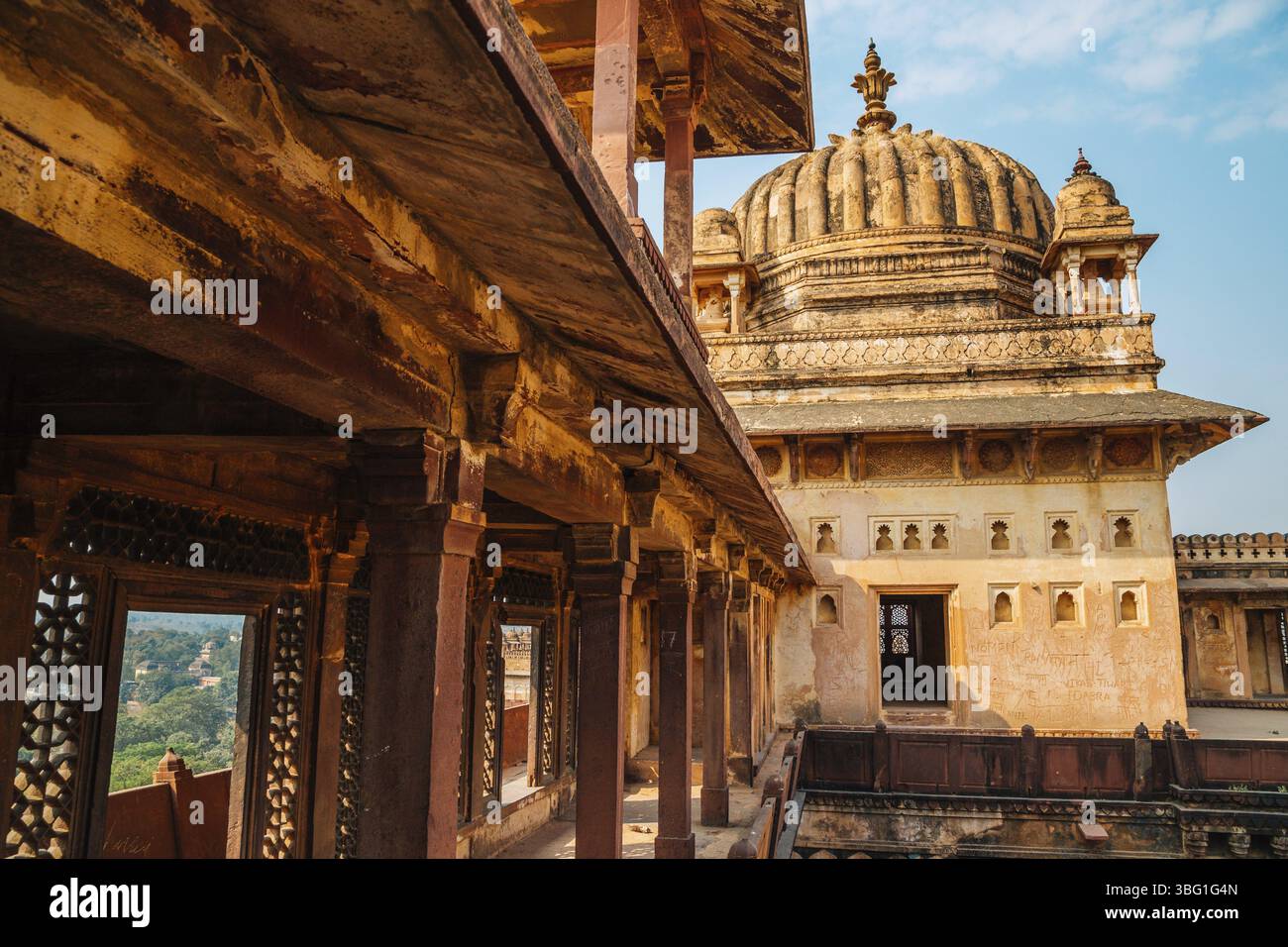 Orchha Fort Jahangir Mahal, antiche rovine in India Foto Stock