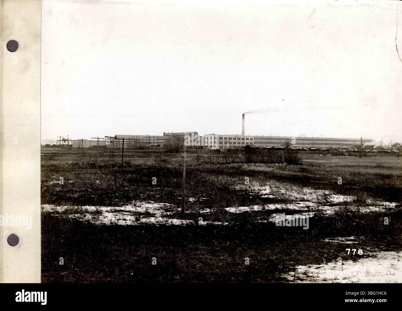 Queste immagini mostrano i trattori a olio di Rumely e le viste dello stabilimento di la porte, Indiana. Le fotografie in bianco e nero sono accompagnate da descrizioni digitate che documentano i contributi storici di Rumely alla produzione di macchinari agricoli. Foto Stock