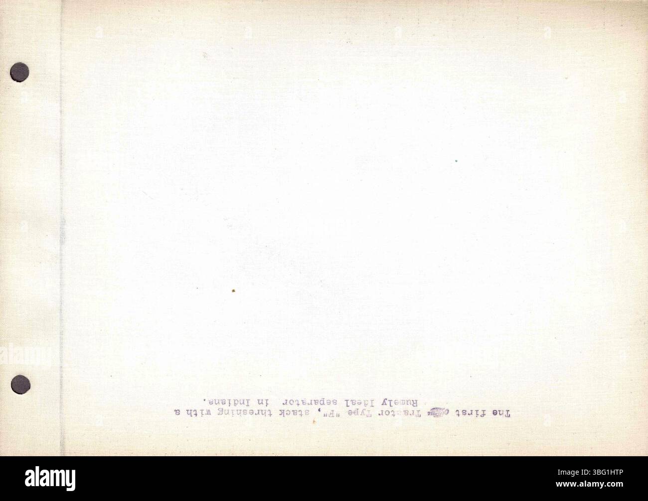 Pagina 70 contiene una serie di fotografie in bianco e nero di Rumely Manufacturing Co., che mostrano i trattori per estrazione di olio e le operazioni di fabbrica a la porte, Indiana. Le descrizioni digitate forniscono il contesto per ogni immagine. Foto Stock