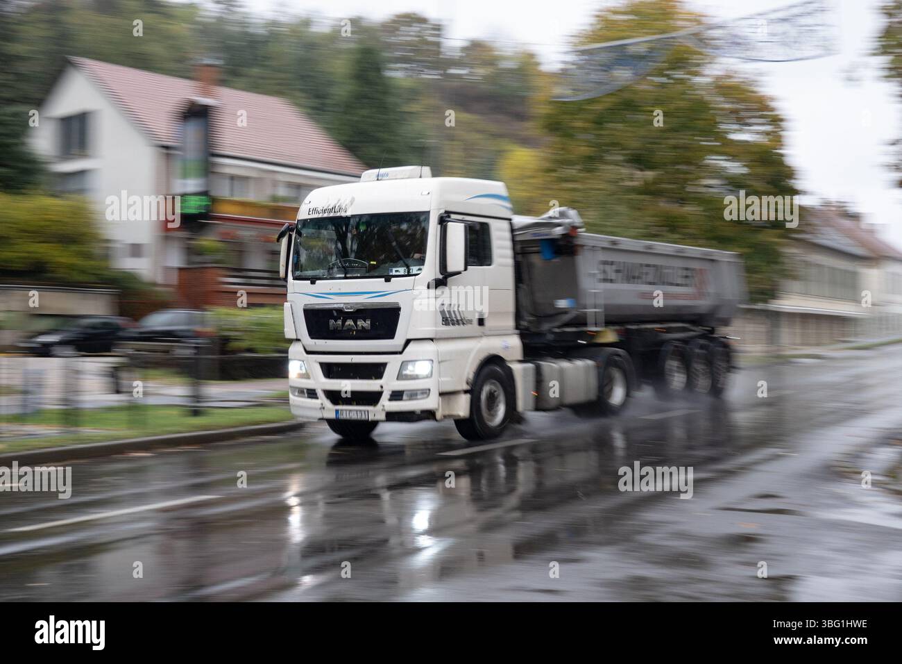 TOKAJ, UNGHERIA - 27 OTTOBRE 2023: Veicolo semirimorchio UOMO bianco con un forte effetto di sfocatura del movimento Foto Stock