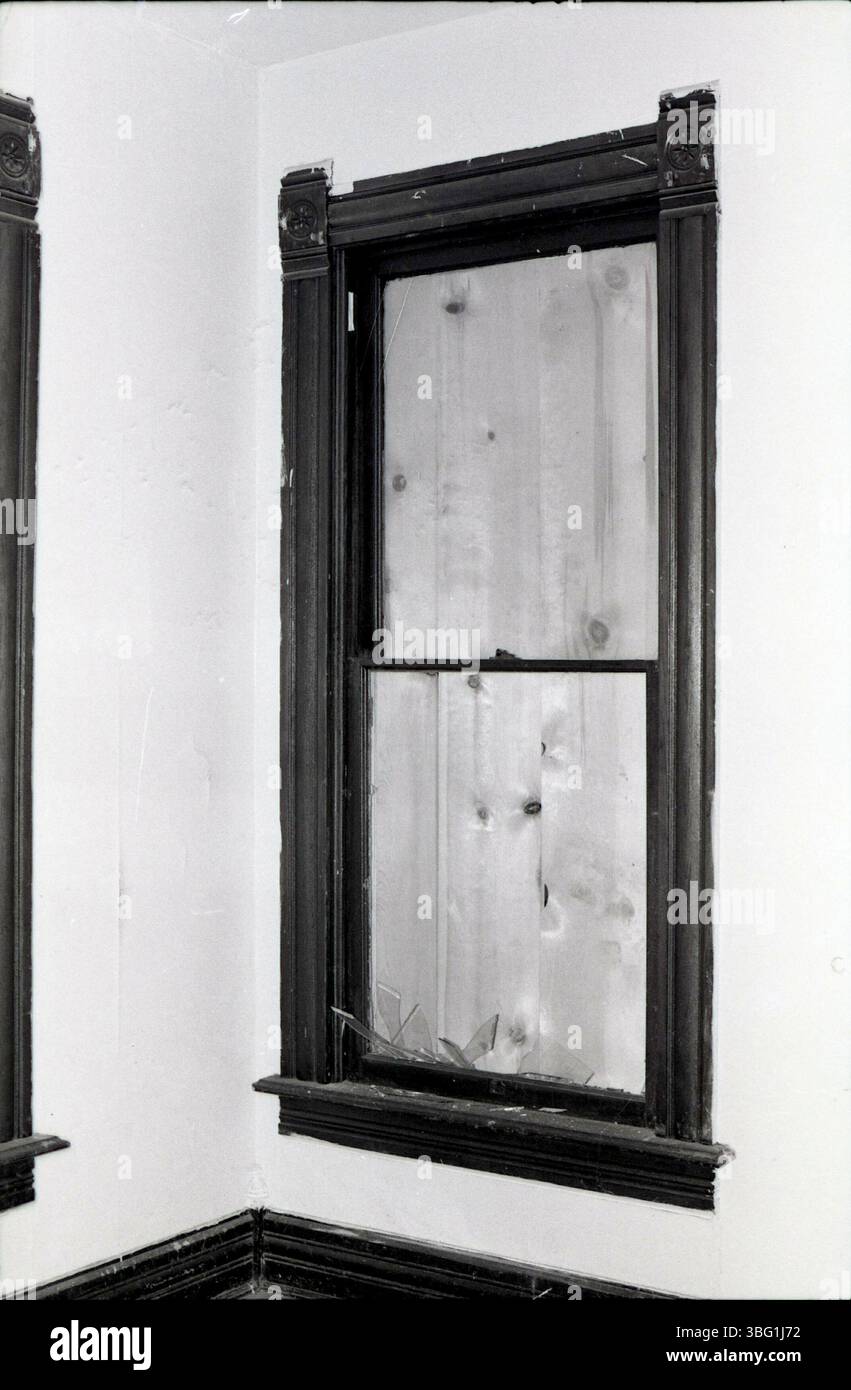 Fotografie di Albin Vineyard Shirk documentano una casa abbandonata e condannata al 439 West 5th Avenue a Columbus, Ohio. Shirk, nato nel 1938, è stato un fotografo e produttore radiofonico che ha registrato concerti musicali vicino alla Ohio State University. Il suo lavoro include la cattura del degrado urbano e delle proprietà storiche. Foto Stock