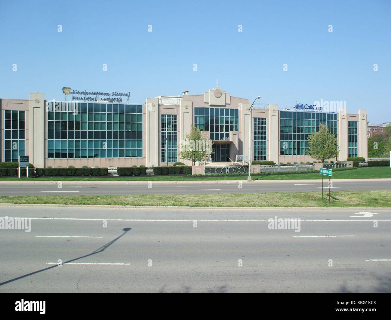 L'edificio della Northwestern Mutual Financial Network, situato nel centro di Columbus, Ohio, è stato completato nel 2001. Ha sostituito il T.D. Tire Warehouse danneggiato dall'incendio ed è stato approvato dalla Columbus Downtown Commission dopo l'incendio del 1996. Foto Stock