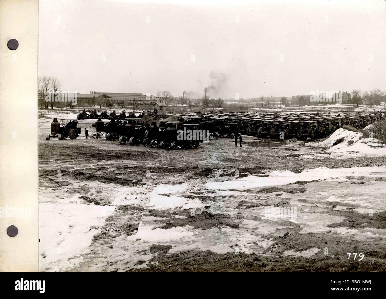 Questa raccolta di fotografie presenta i trattori a olio di Rumely insieme alla vista della loro fabbrica di la porte, Indiana. Le immagini includono descrizioni digitate che forniscono il contesto del significato storico di queste macchine agricole e del processo di produzione. Foto Stock