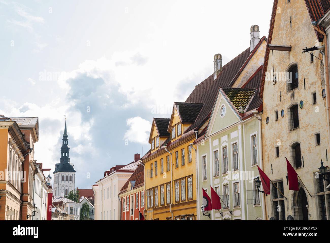 La città vecchia e la torre della chiesa di San Nicola a Tallinn, Estonia, Europa Foto Stock