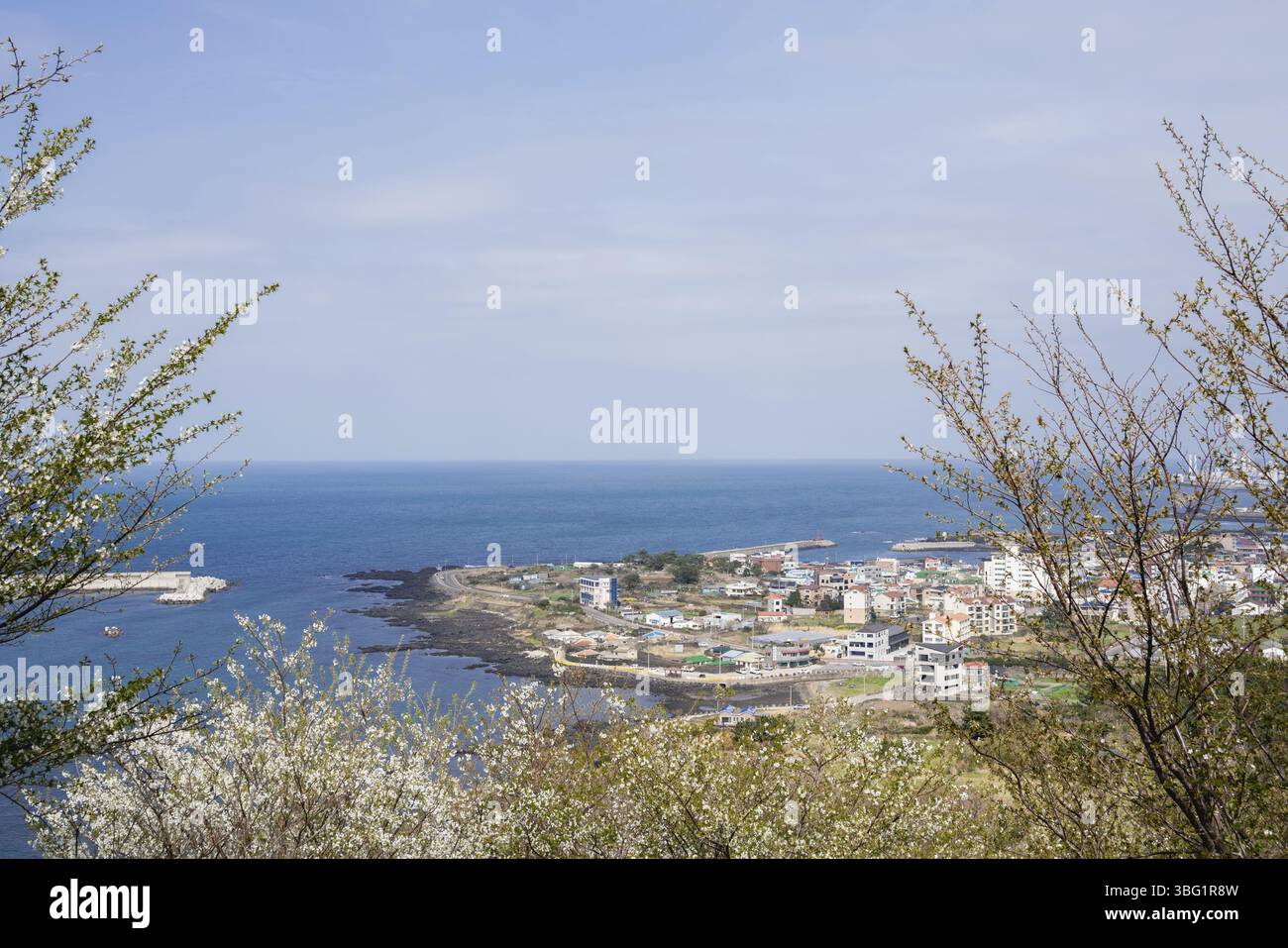 Vista panoramica della città di Jeju e del mare da Byeoldobong Oreum nell'isola di Jeju, Corea Foto Stock