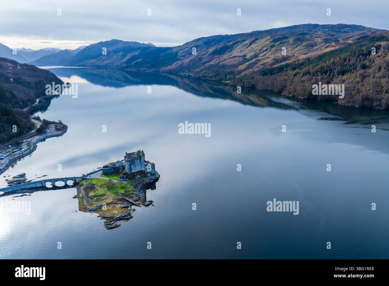 Regno Unito, Regno Unito, Scozia, Gran Bretagna, Isole britanniche, Highland, Loch Duich, Castello di Eilean Donan, villaggio di Dornie Foto Stock