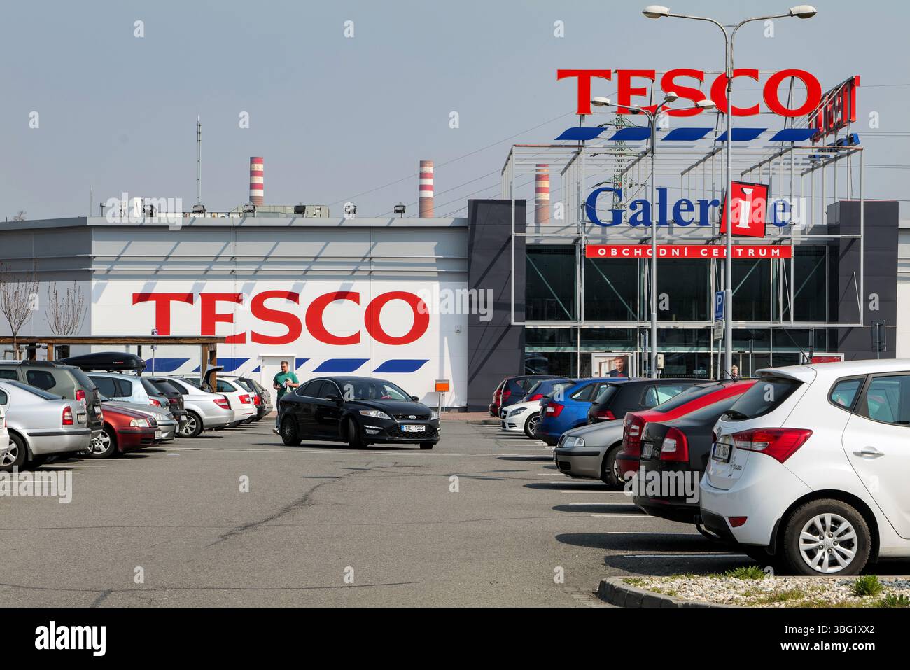 OSTRAVA, REPUBBLICA CECA - 9 APRILE 2019: Parcheggio di fronte all'ipermercato Tesco del marchio globale nel centro commerciale OC Galerie di Ostrava dove i clienti Foto Stock