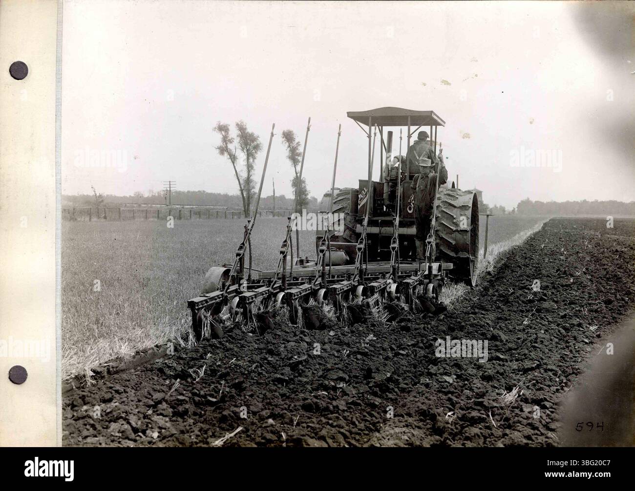 Le foto in questa pagina catturano i trattori a olio di Rumely Manufacturing Co. E le scene di fabbrica di la porte, Indiana, con ogni immagine accompagnata da descrizioni digitate che forniscono informazioni sui prodotti dell'azienda e sul contesto storico. Foto Stock