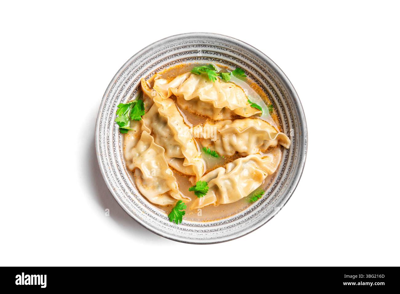 Zuppa di wonton isolata su sfondo bianco, vista dall'alto, elemento di design. Ciotola di gamberi o zuppa di wonton di maiale con ciliantro, vista dall'alto. Pranzo in stile asiatico - d Foto Stock