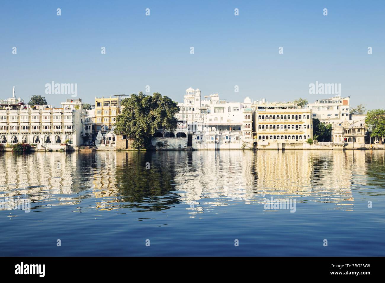 Lago Pichola e vecchi edifici a Udaipur, India, Asia Foto Stock