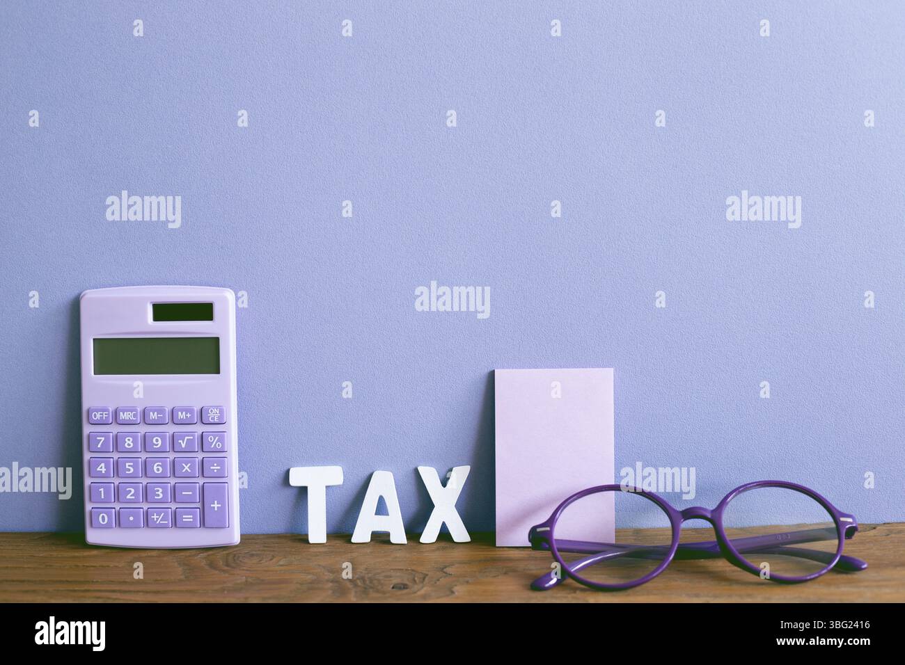 Calcolatrice memo pad vetri su scrivania in legno. Parete viola sfondo. Finanza reddito fiscale business concetto Foto Stock