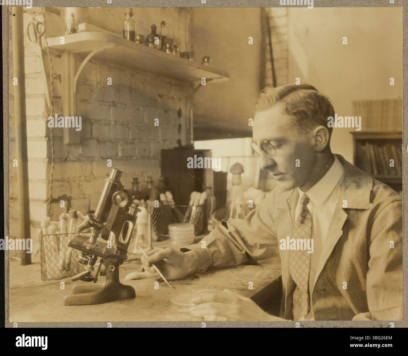 Il Dr. F.E. Allison conduce studi sulla fissazione dell'azoto da parte dei batteri presso il laboratorio di ricerca sull'azoto fisso del Dipartimento dell'Agricoltura degli Stati Uniti. Il laboratorio, fondato nel 1919, si è concentrato sulla produzione di composti azotati per fertilizzanti ed esplosivi. Foto Stock
