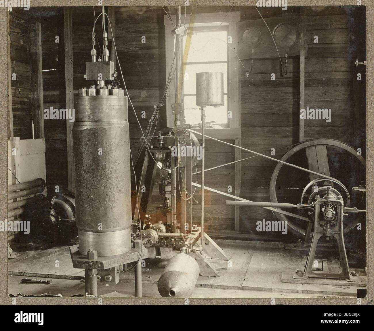 Vista di una pompa ad alta pressione utilizzata presso il Fixed Nitrogen Research Laboratory. Il laboratorio, fondato nel 1919, si è concentrato sulla produzione di composti azotati per fertilizzanti e munizioni. Questa apparecchiatura era fondamentale per vari processi sperimentali che coinvolgevano l'azoto e i suoi composti. Foto Stock