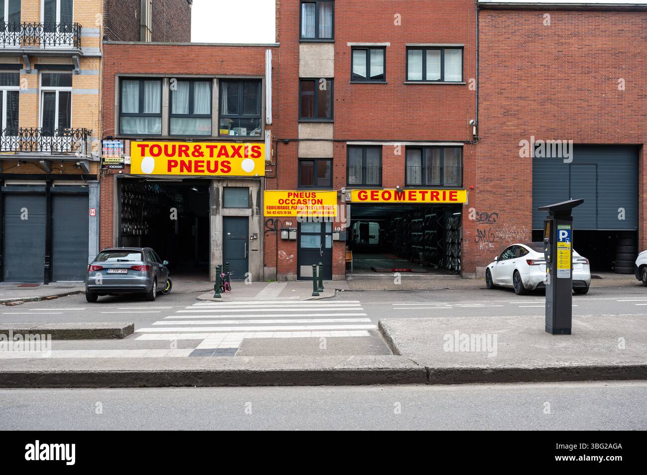 Tour e taxi pneus, un garage locale e negozio di pneumatici a Molenbeek, regione di Bruxelles capitale, Belgio 1° giugno 2025 Foto Stock