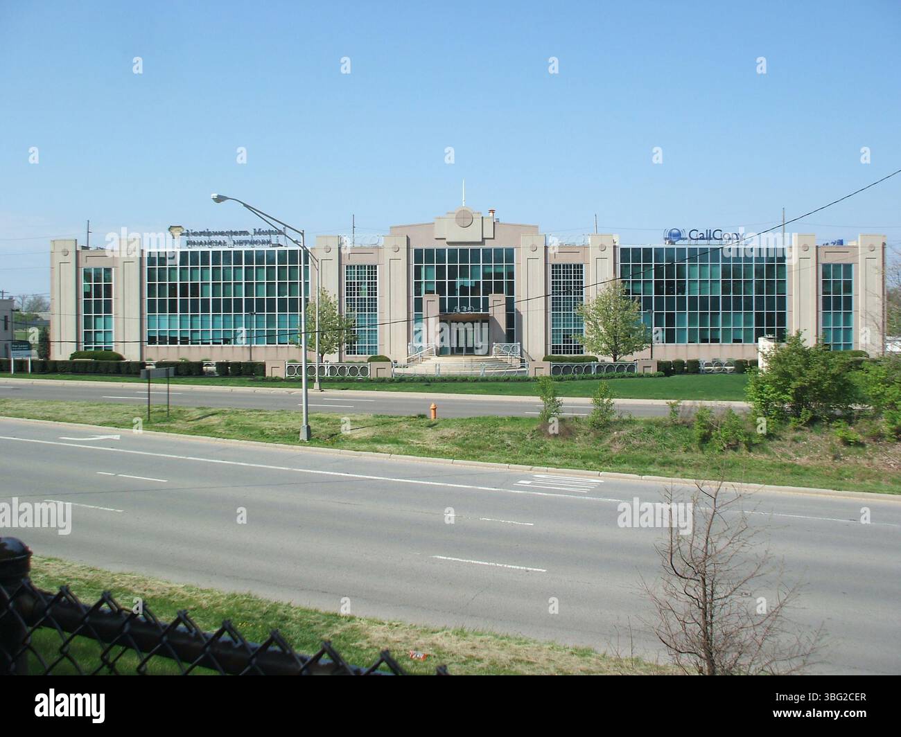 L'edificio della Northwestern Mutual Financial Network ha sostituito il magazzino T.D. Tire Warehouse danneggiato da un incendio a Columbus, Ohio, dopo un incendio nel 1996. Il nuovo edificio art deco fu approvato dalla Columbus Downtown Commission nel 1999 e fu completato nel 2001. Foto Stock