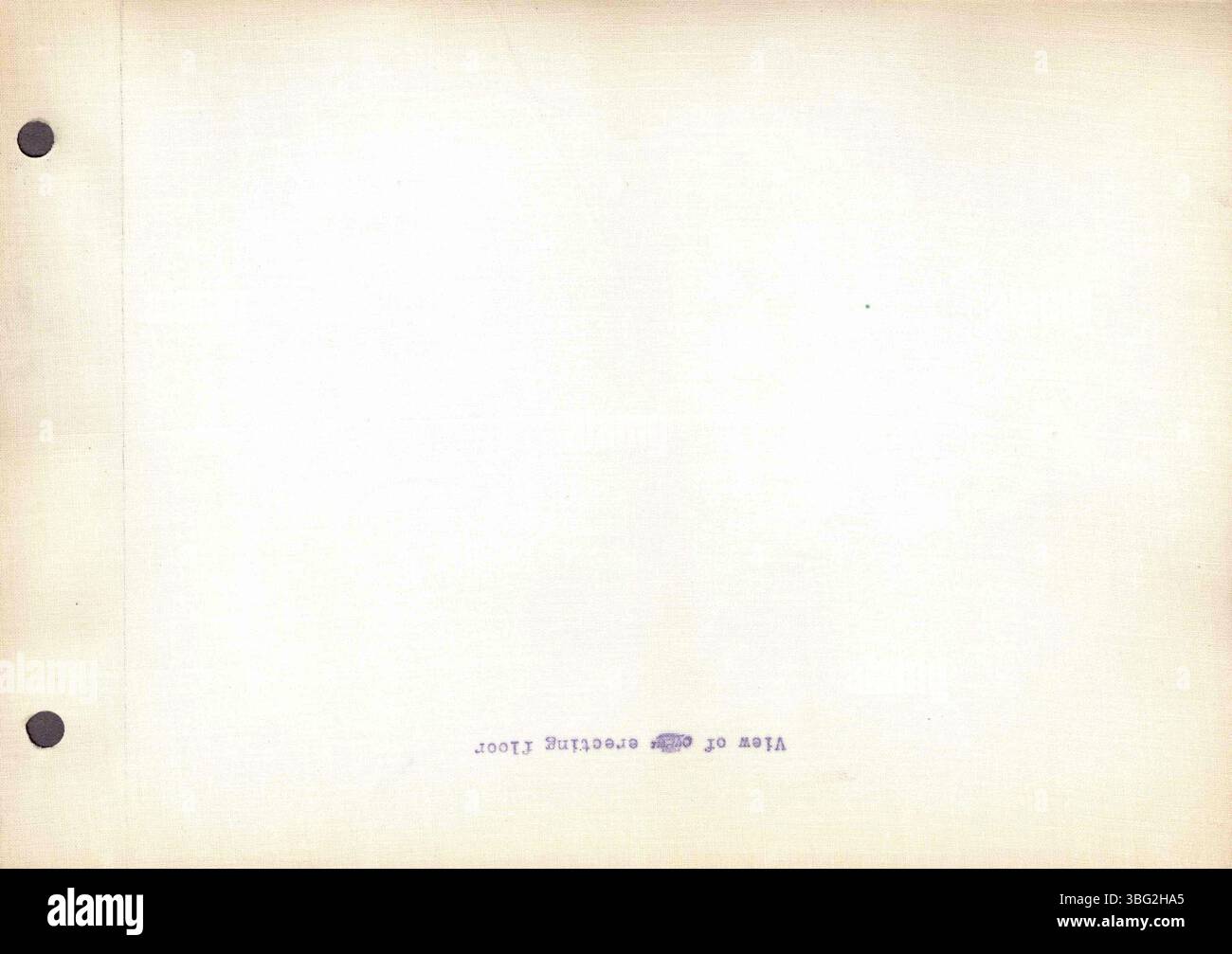 A pagina 60 della raccolta fotografica Rumely Manufacturing Co. Sono presenti immagini di vari modelli di trattori a trazione d'olio e viste di fabbrica da la porte, Indiana, ciascuna con descrizioni digitate sul retro. Foto Stock