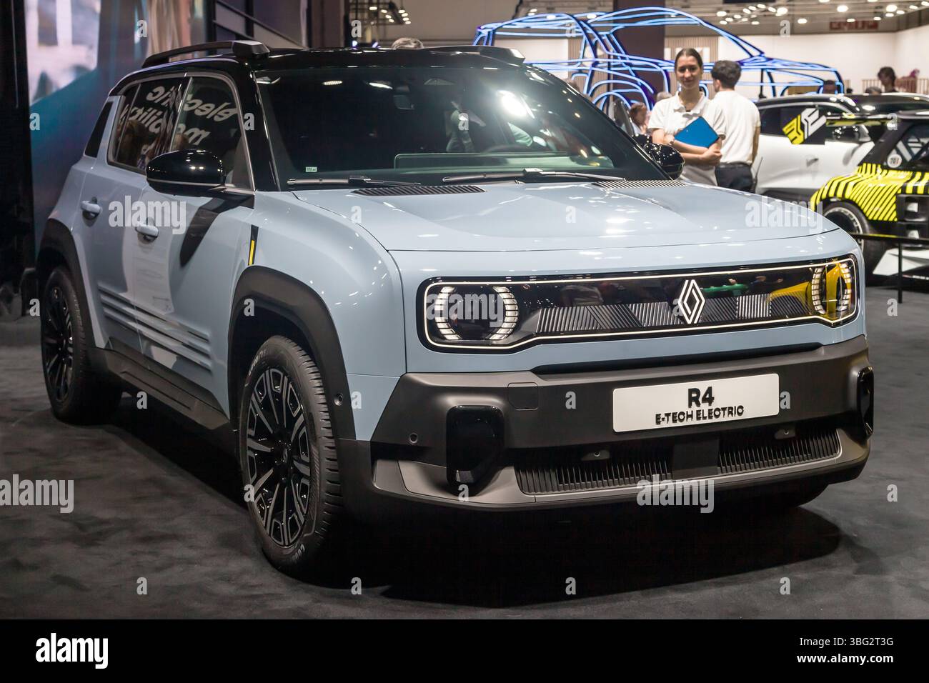 Barcellona, Spagna - 18 maggio 2025: Renault 4 e-Tech in mostra all'Automobile Barcelona 2025 di Barcellona, Spagna. Foto Stock
