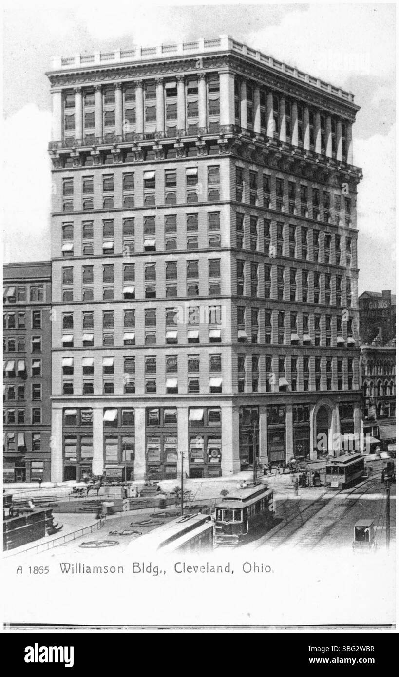 Una cartolina in bianco e nero con il Williamson Building a Cleveland, Ohio, che mostra il suo stile architettonico dei primi anni del XX secolo. Foto Stock